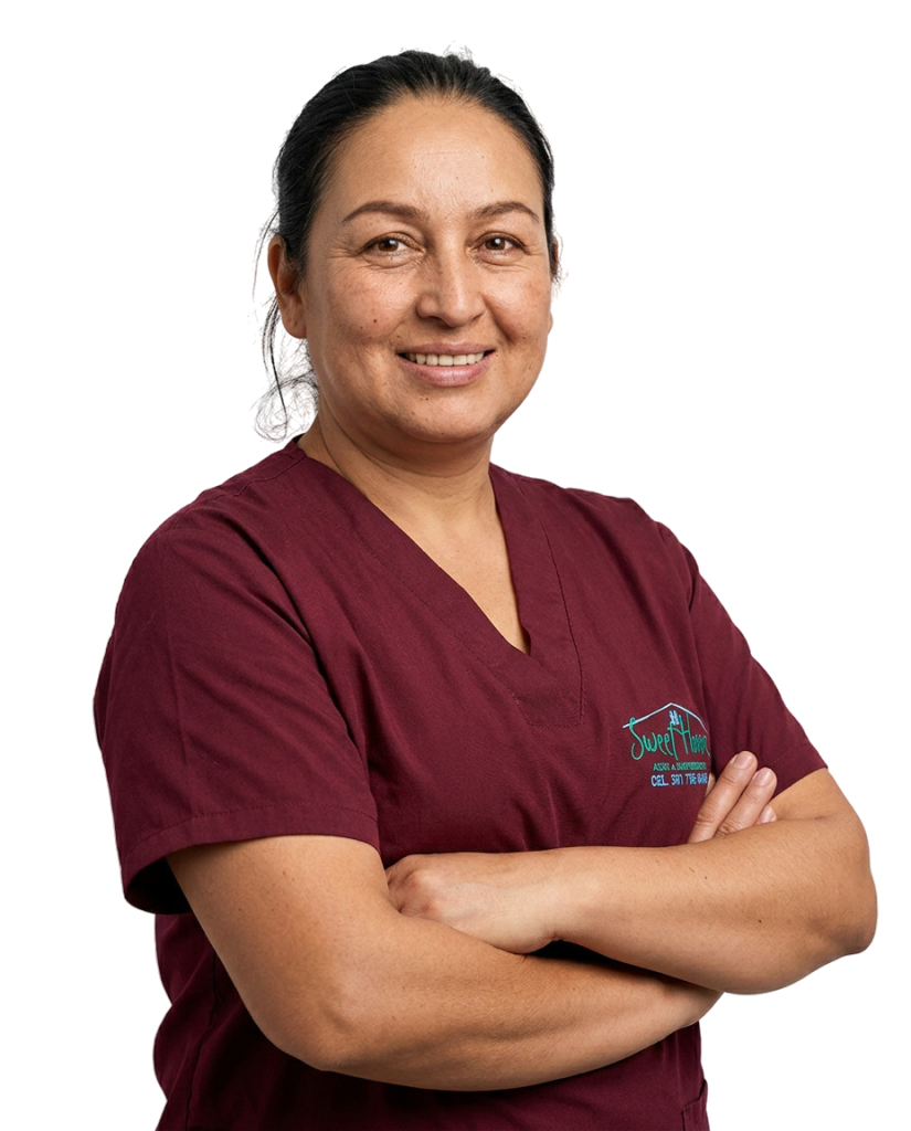 Profesional de Sweet Home Service Colombia con uniforme vinotinto, en pose de tres cuartos hacia la derecha, brazos cruzados y expresión amable, sobre fondo limpio.